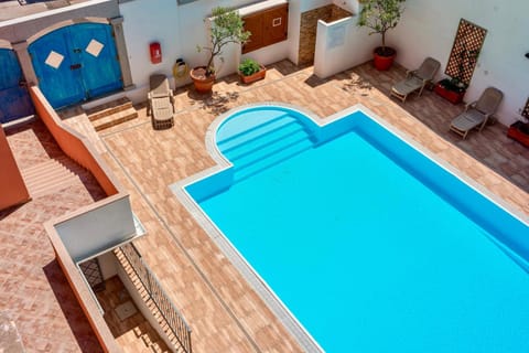 Swimming pool, sunbed