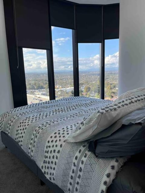 Top Floor Mountain View Luxury Rental Unit in SkyGarden Glen Condo in Glen Waverley