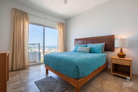 Oceanview Living Space & Balcony with FiberOptic WiFi House in La Paz