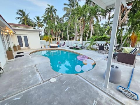 Pool Paradise Half mile to Beach w Massive Yard! Villa in Hollywood