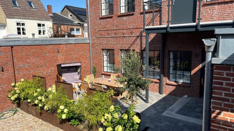 Property building, Patio, Day, Garden, Seating area, Garden view