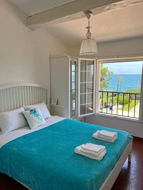 Bed, Natural landscape, View (from property/room), Photo of the whole room, Bedroom, Sea view, towels