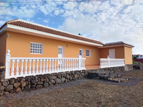 Property building, Facade/entrance, Garden, Balcony/Terrace, Garden view