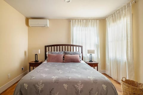 Bed, Bedroom, air conditioner