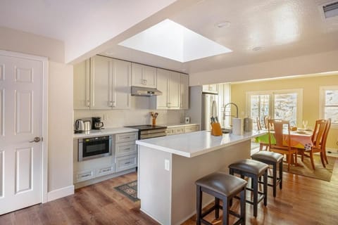 Kitchen or kitchenette, Seating area, dishwasher, oven, stove, toaster