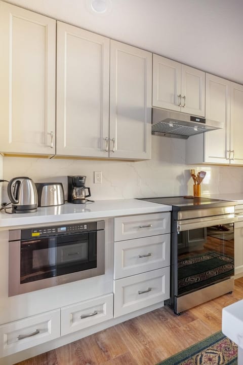 Coffee/tea facilities, Kitchen or kitchenette, dishwasher, stove