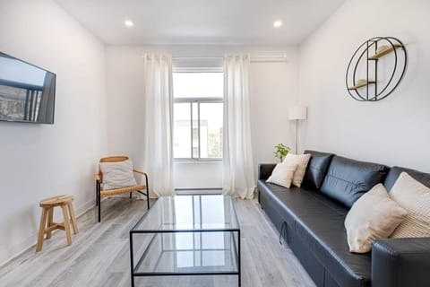 M11 Neat & Spacious 1BR in Heart of Plateau MTL Condo in Laval