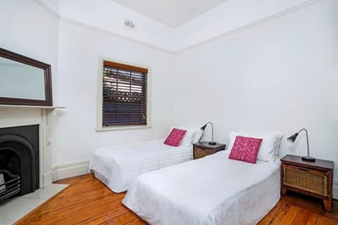 FAB05-Charming Leafy 3BR Home, Walk To Manly Beach Casa in Manly