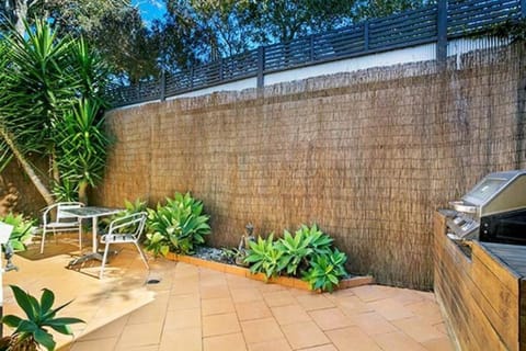 FAB05-Charming Leafy 3BR Home, Walk To Manly Beach House in Manly