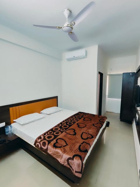 Bed, TV and multimedia, Photo of the whole room, Bedroom, fireplace, air conditioner