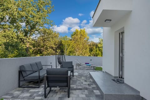 Patio, Day, Balcony/Terrace, Seating area