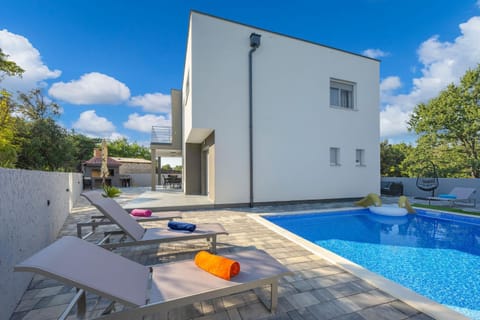 Property building, Day, Pool view, Swimming pool, sunbed