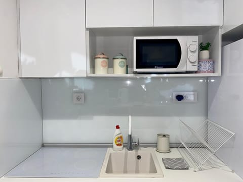 Kitchen or kitchenette, minibar