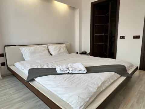 RED FLAT 2BR with Luxurious King Bed & Hot Tub Apartment in Bucharest