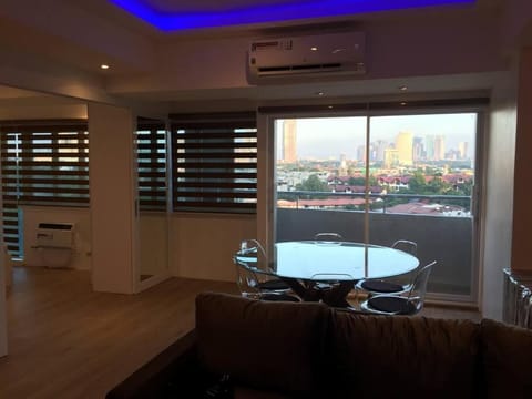 Cozy60sqm 1BR balcony/prking/Wifi/Ntflix near Mall Apartment in Quezon City