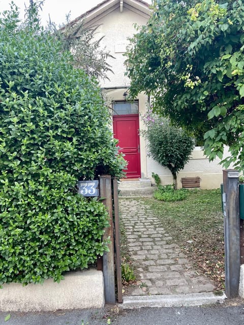 Property building, Day, Neighbourhood, Garden, Garden view, Street view