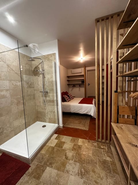 Shower, Bed, Bathroom, Photo of the whole room, Bedroom, towels