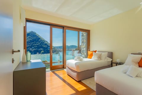 Bed, Natural landscape, Photo of the whole room, Bedroom, Lake view, Mountain view