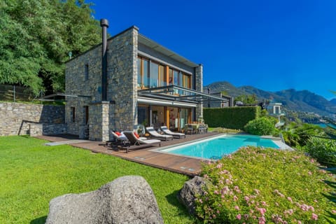 Property building, Day, Natural landscape, Garden, Garden view, Mountain view, Pool view, Swimming pool, sunbed