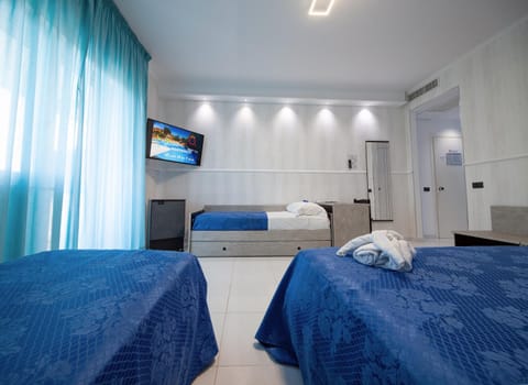 Bed, TV and multimedia, Photo of the whole room, Decorative detail, Bedroom