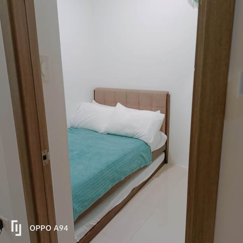 Suite B with balcony Flat hotel in Mandaluyong