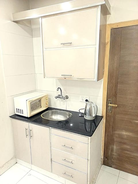 Coffee/tea facilities, Kitchen or kitchenette, minibar, stove