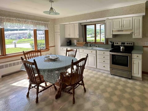 Coffee/tea facilities, Kitchen or kitchenette, Dining area, dishwasher, oven, stove, toaster