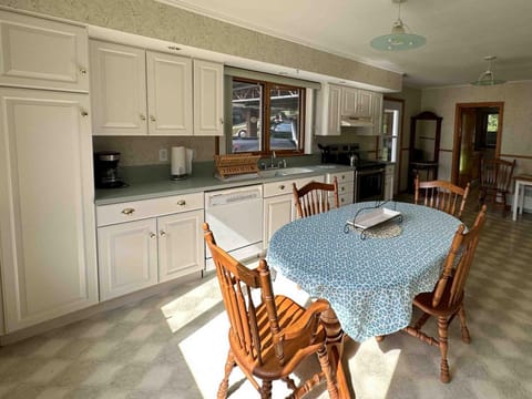 Kitchen or kitchenette, Dining area, dishwasher, stove