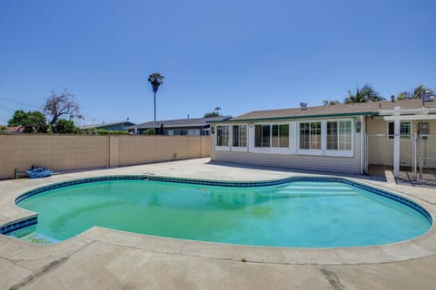 Westminster Oasis with Pool and Gas Grill! Haus in Westminster