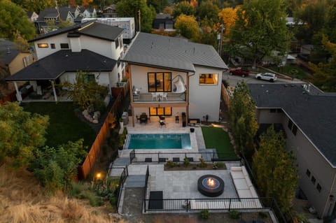 Lux North End Home: Heated Pool/Fire Pit/Theatre Casa in Boise
