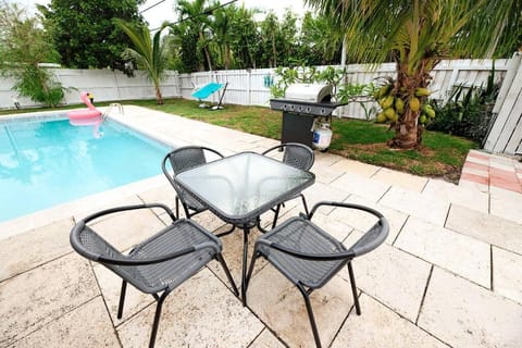 Beach Vacation Home 4 BR w/ Pool near West Palm Beach House in Lake Worth
