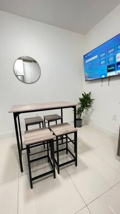 Stanza Hearth of Miami Design District and Wynwood, Parking, Laundry, Workstation, Fully equipped Apts, 24/7 Guest support #2 Apartamento in Miami