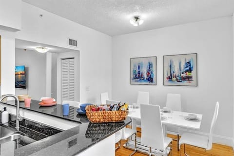 Gorgeous Townhouse Beach Access Resort Amenities Apartment in Hallandale Beach