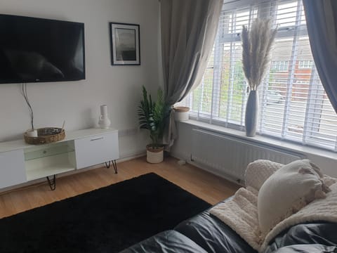 A&S properties, no guest fees, with drive and near city centre Apartment in Wolverhampton
