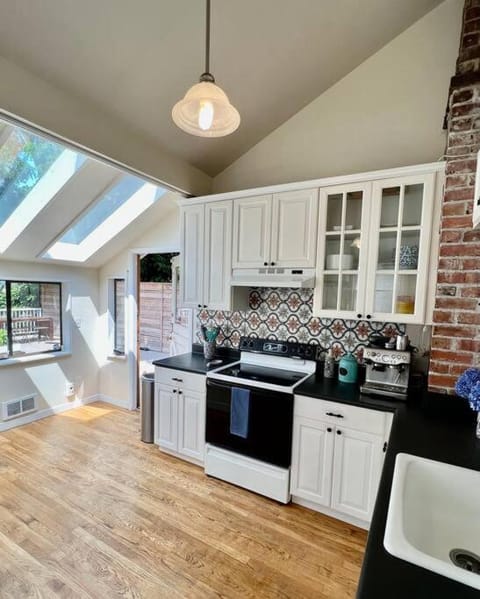 Historic Bungalow: Your Seattle Gateway House in Columbia City