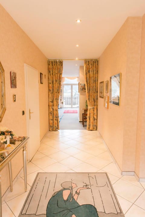 Facade/entrance, Photo of the whole room