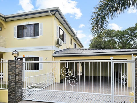 Property building, Day, Balcony/Terrace