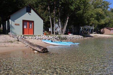 'mich'-again - Lakefront Luxury W Kayaks & Dock! House in Crystal Lake