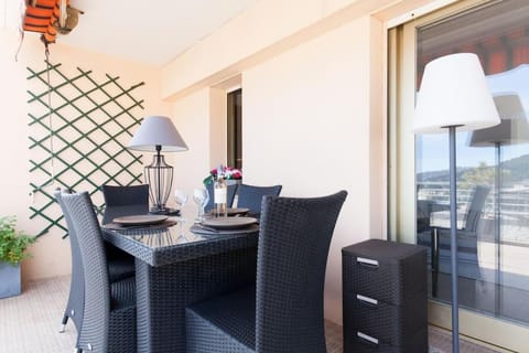 Terrasse et vue mer sur la baie de Cannes Apartment in Mougins