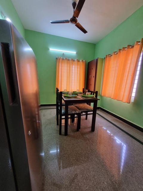 Aditya Home Stay Family Suite Condominio in Tirupati
