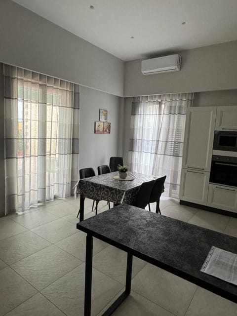 Kitchen or kitchenette, Living room, Seating area, Dining area, minibar, oven, stove, air conditioner