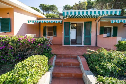 Property building, Patio, Facade/entrance