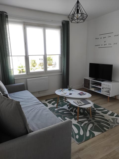 Communal lounge/ TV room, Bed, TV and multimedia, Living room