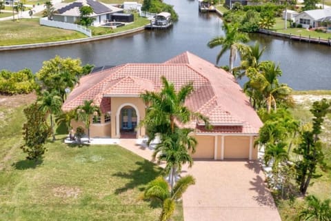 Back Up To The Canal, Private Pool, Hot Tub House in Cape Coral