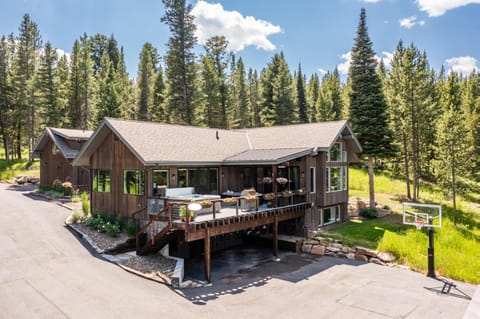 Gray Owl Retreat House in Big Sky