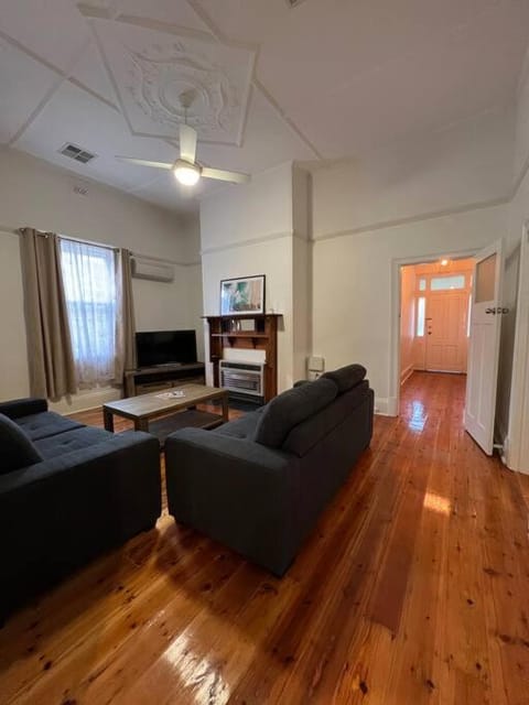 Close to CBD Renovated Cottage Casa in Adelaide
