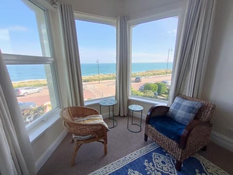 By the beach, pet friendly, stunning views apartment Apartment in Pwllheli