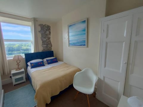 By the beach, pet friendly, stunning views apartment Condominio in Pwllheli