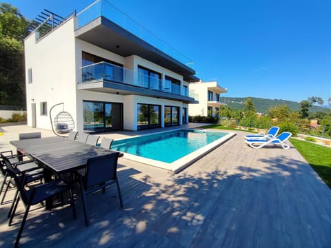 Property building, Day, Natural landscape, Pool view, Swimming pool