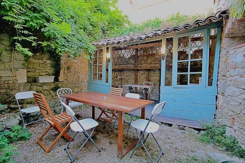 Property building, Patio, Garden, Garden, Dining area, Garden view